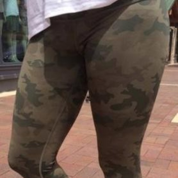 Lululemon Savasana Camo Wunder Under Crops - Picture 1 of 3